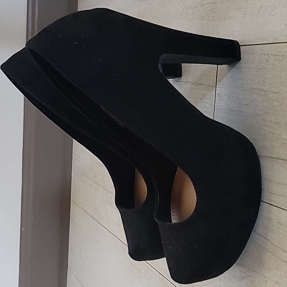 Torrid black platform pumps sz 7 ww